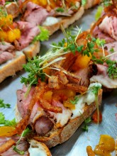 Kooperativa Smörrebröd mit hausgemachtem Brisket, Apfelrelish, gebackenen Zwiebeln und Kresse