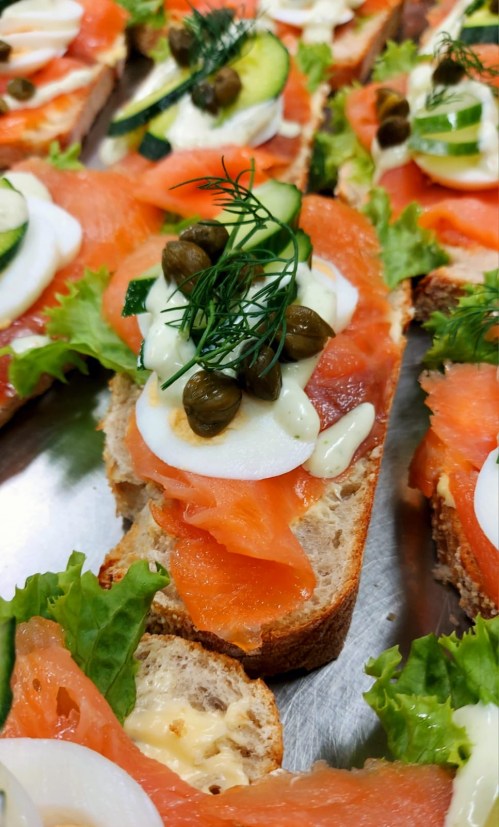 Kooperativa Smörrebröd mit Räucherlachs, Ei, Gurke, Kapern und Dill