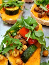 Kooperativa veganes Smörrebröd mit Süßkartoffel-Hummus, Grillgemüse, Kichererbsen und Rucola