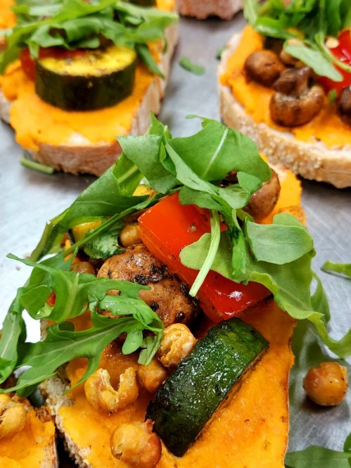 Kooperativa veganes Smörrebröd mit Süßkartoffel-Hummus, Grillgemüse, Kichererbsen und Rucola