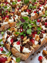 Kooperativa Smörrebröd mit Ziegenfrischkäse, Granatapfel, Balsamico, Pumpernickel, Walnüssen und Shisokresse